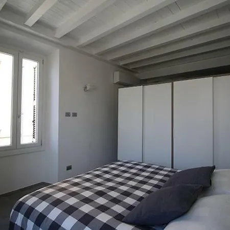 Piazza Trento 11 דירה